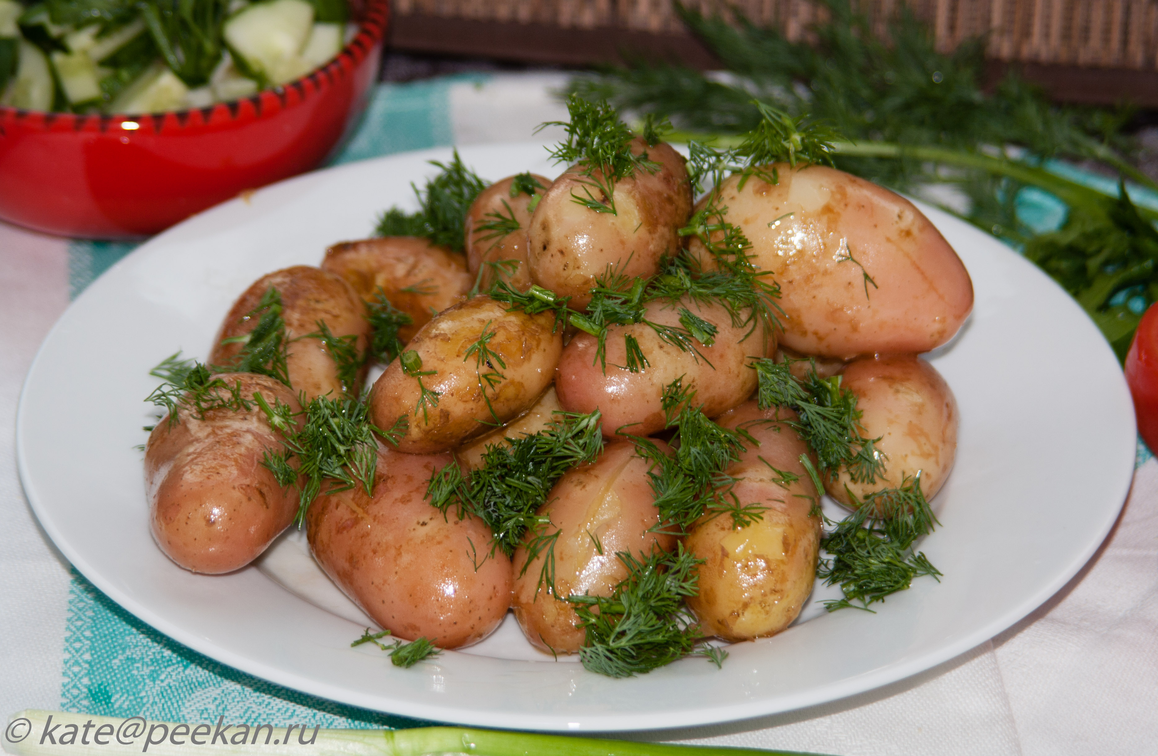 Молодая картошка с укропом и луком