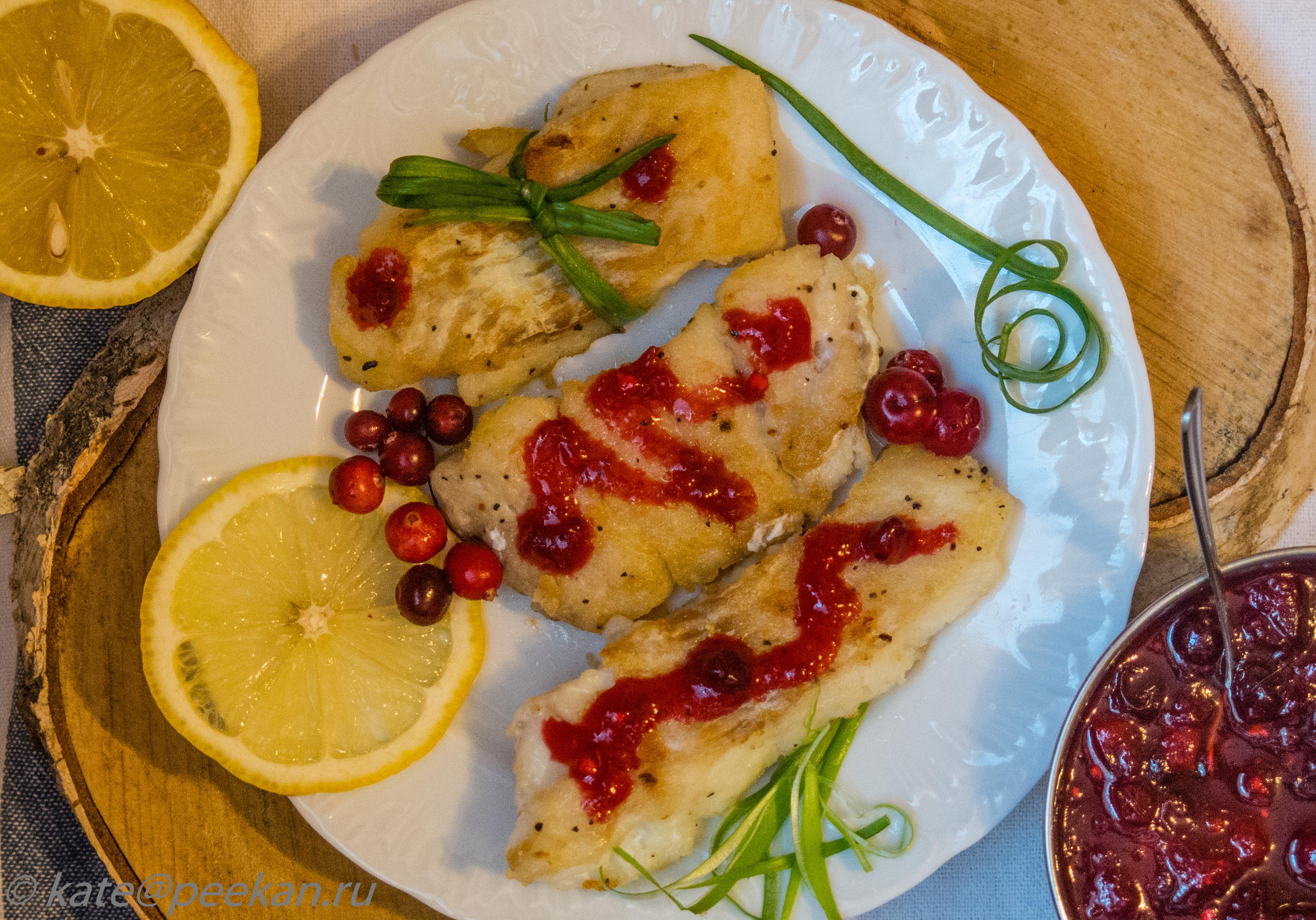 Треска под клюквенным соусом